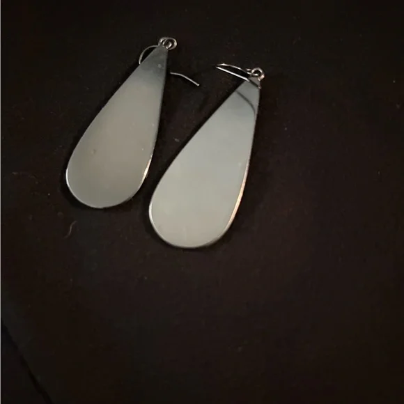 Elegant Teardrop Earrings with Intricate Design - Picture 3 of 4